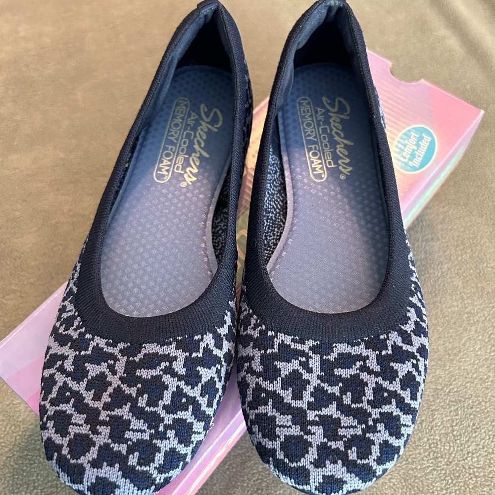Skechers Cleo Round Toe Flats in Navy Animal Print size 7